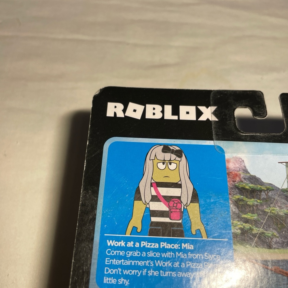 Roblox Collectible Figure - Blonde Hair with Pink Accessories - Picture 3 of 5